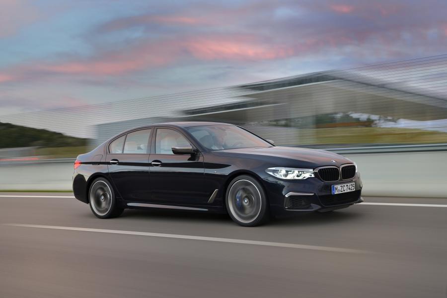  BMW M550i xDrive Sedan 2017 года  (WW) (фото 18 из 48)